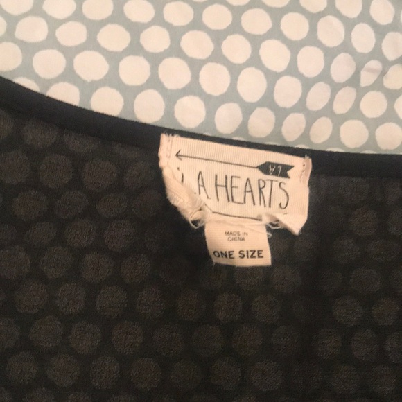 black shawl with aztec pattern in white - Picture 3 of 3